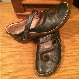 BLACK & BROWN MARY JANE NAOT